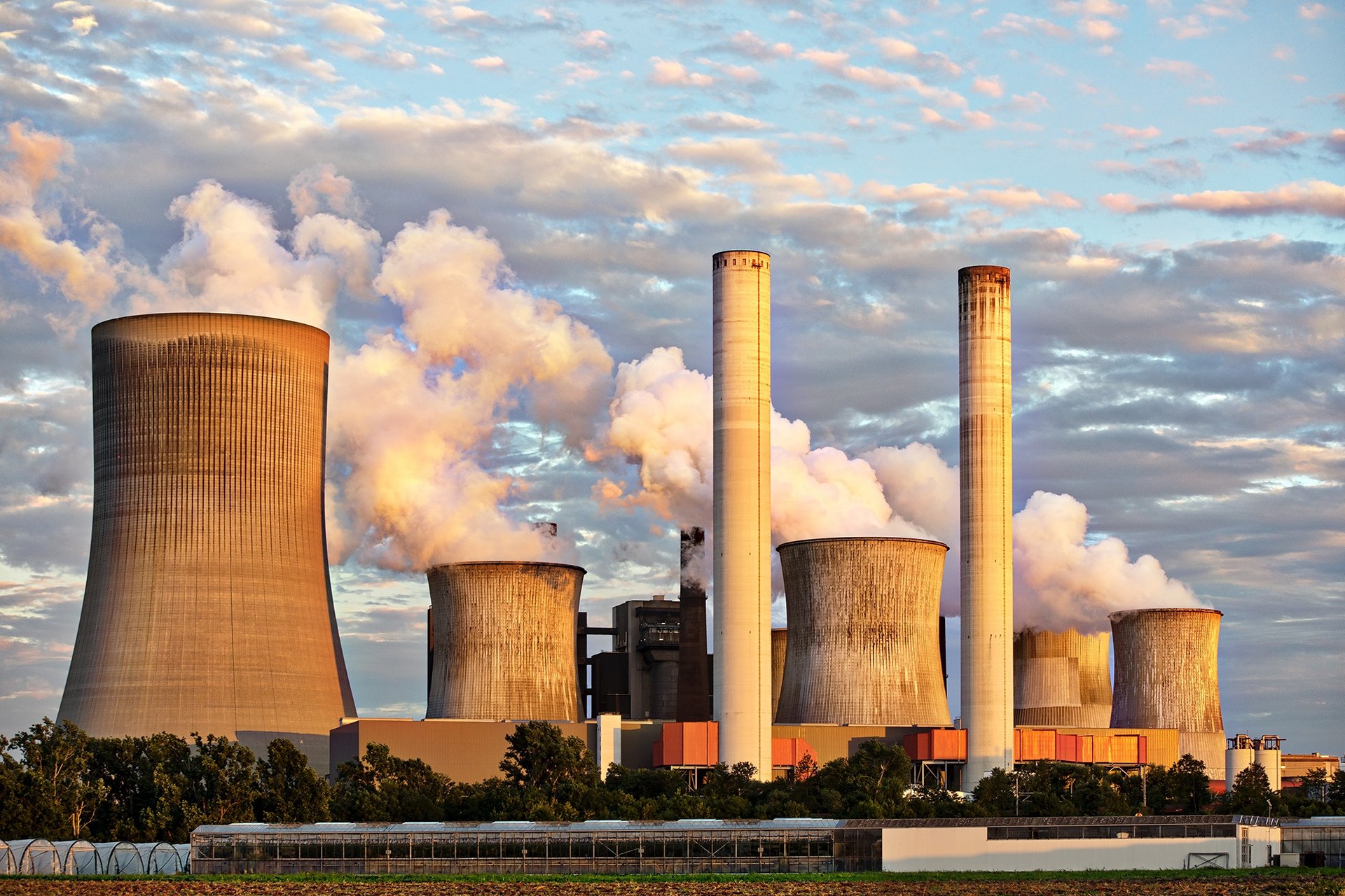 Atomkraftwerk, rauchende Schornsteine