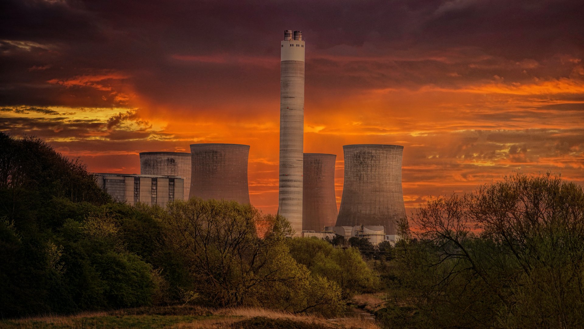 Weißes Kernkraftwerkssilo Unter Orangeem Himmel Bei Sonnenuntergang