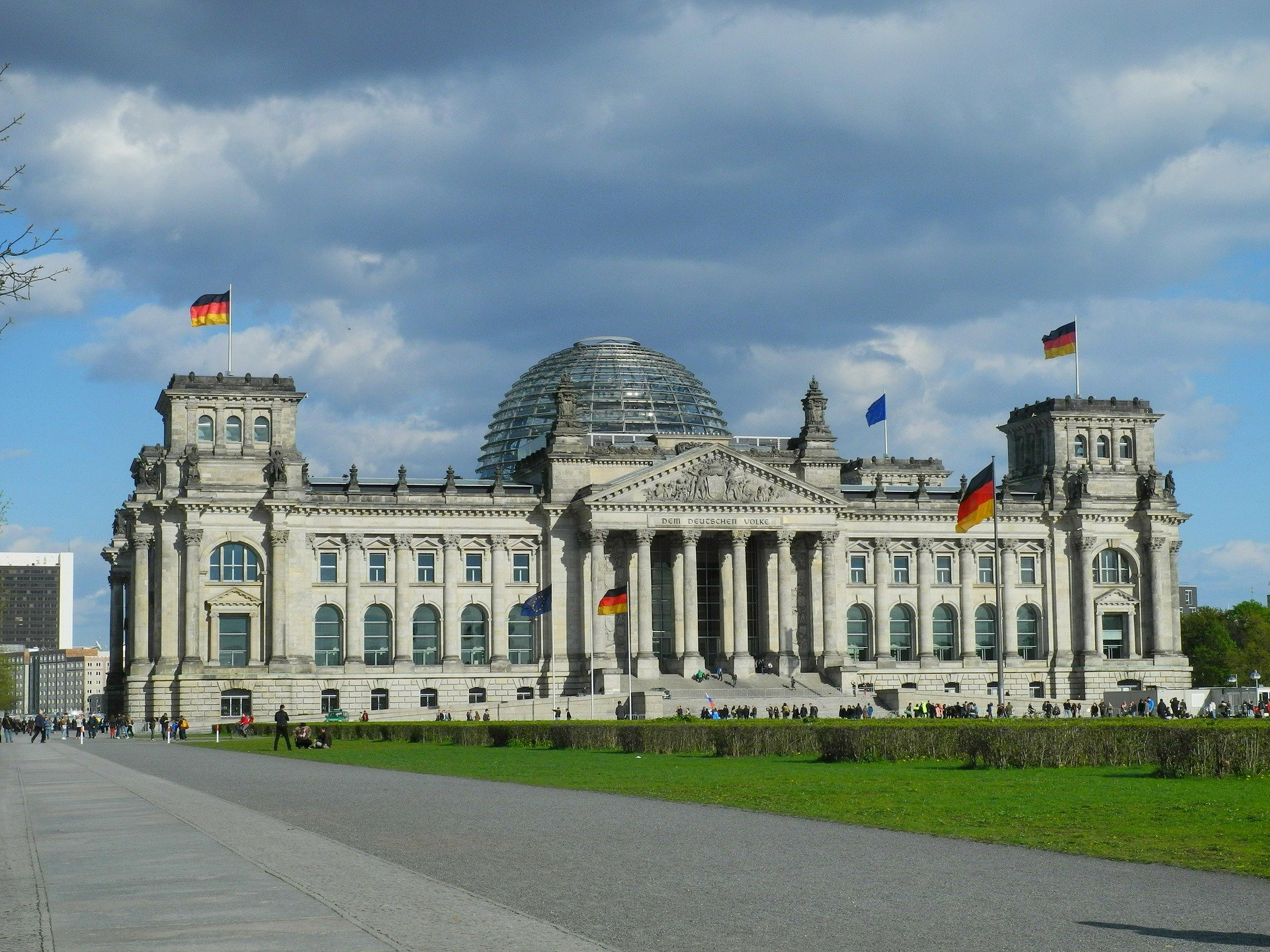 Fernaufnahme aus dem Hof des Bundestages mit bewölktem Himmel