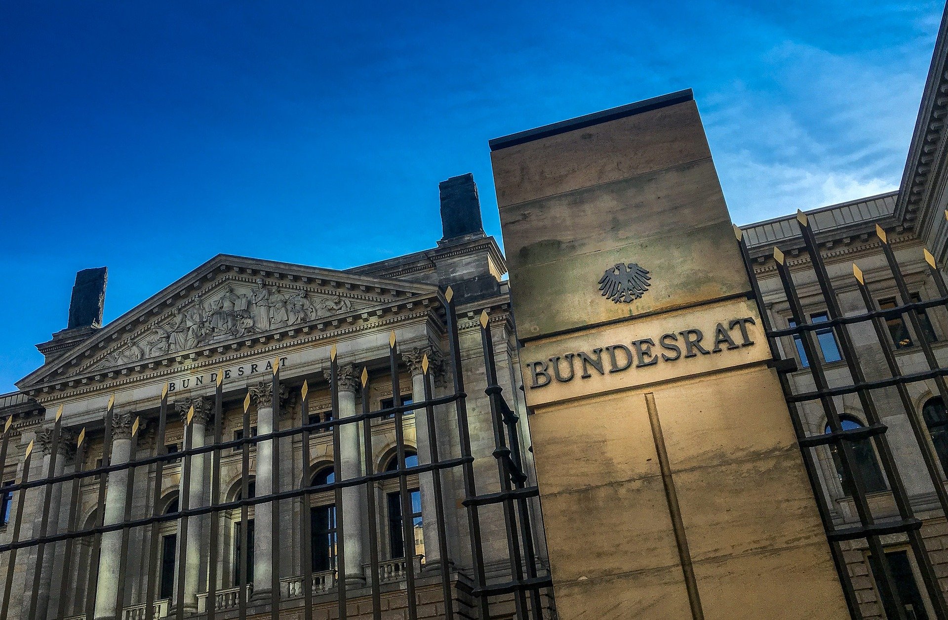 Tiefe Ansicht auf den Zaun und das Gebäude des Bundesrats vor dunkelblauem Himmel