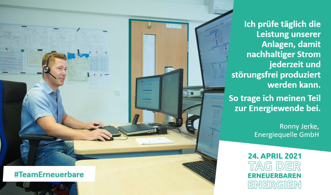Mann mit Headset sitzt am Schreibtisch mit Computer
