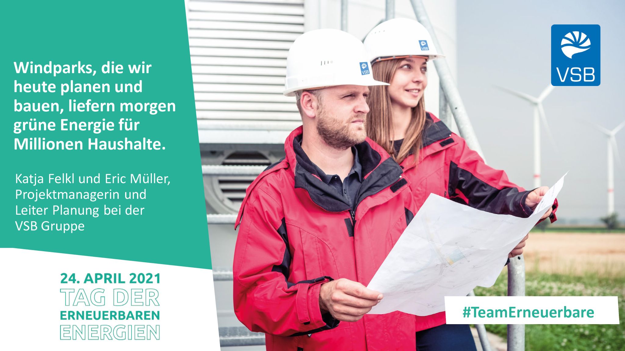 Zwei Menschen mit Helmen und Projektskizze in der Hand 