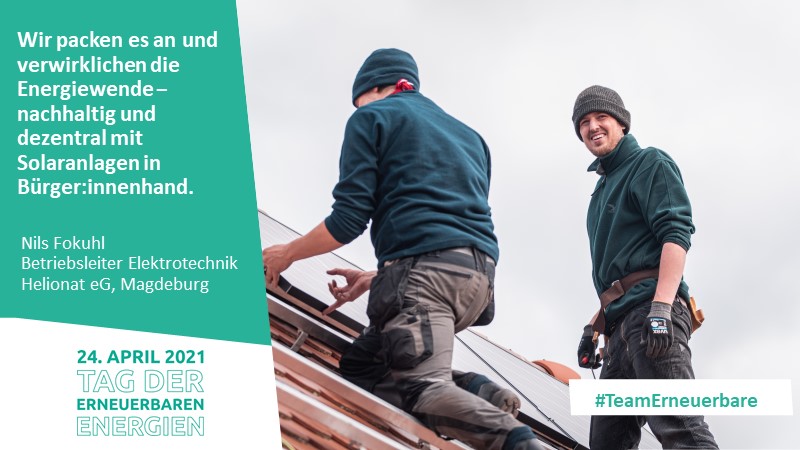 Zwei Männer montieren eine PV-Anlage auf einem Dach