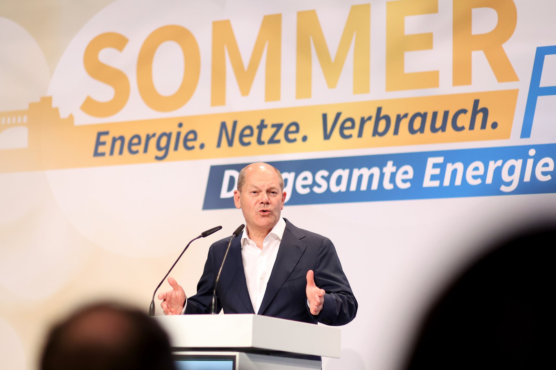 Bundeskanzler Olaf Scholz am Rednerpult beim BEE-Sommerfest