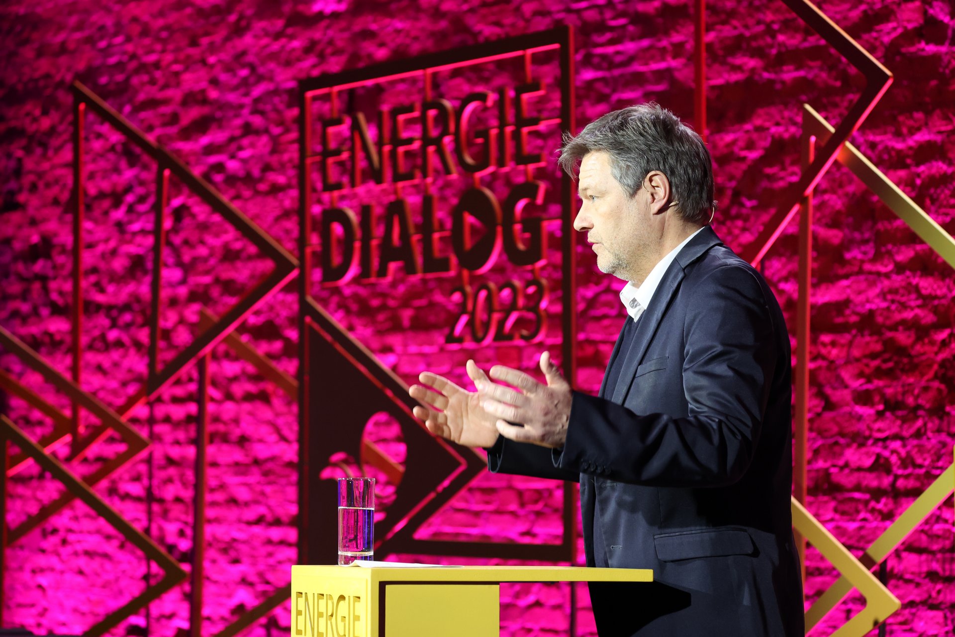 Dr. Robert Habeck am Rednerpult auf dem ENERGIEDIALOG 2023