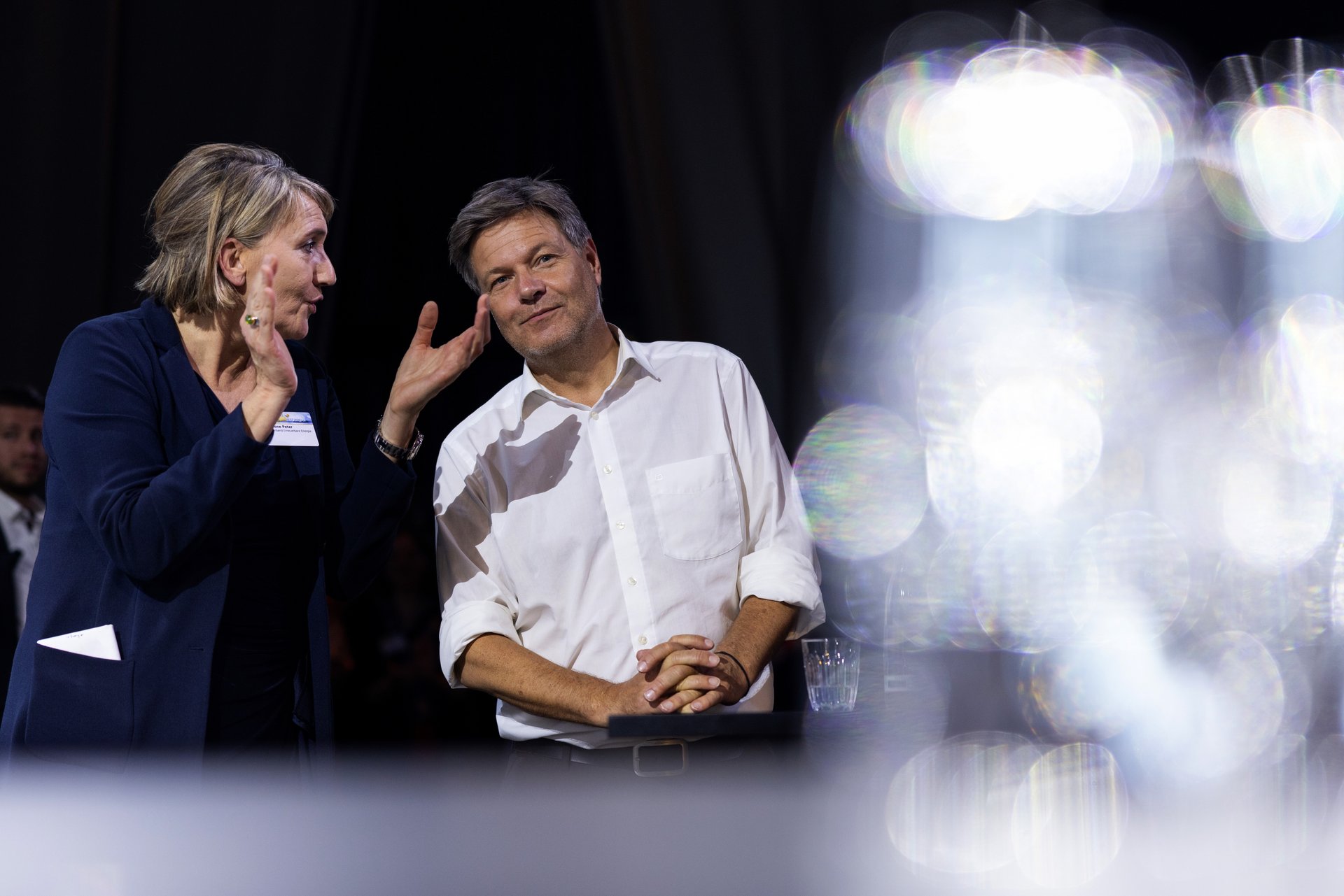 BEE-Präsidentin Dr. Simone Peter im Gespräch mit Dr. Robert Habeck ©Liesa Johannsen