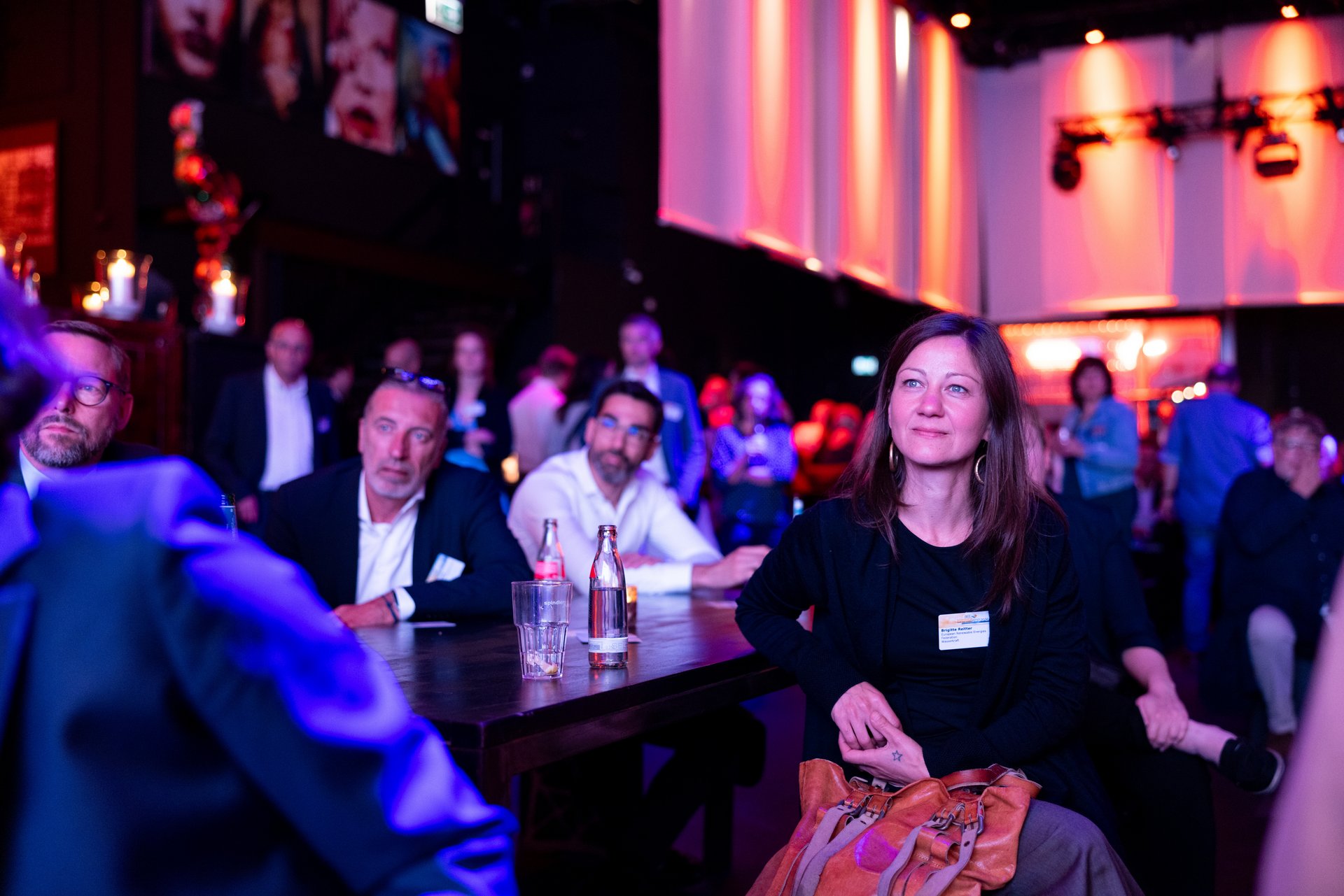 Die Gäste folgen dem Diskussionspanel auf der Bühne ©Liesa Johannsen
