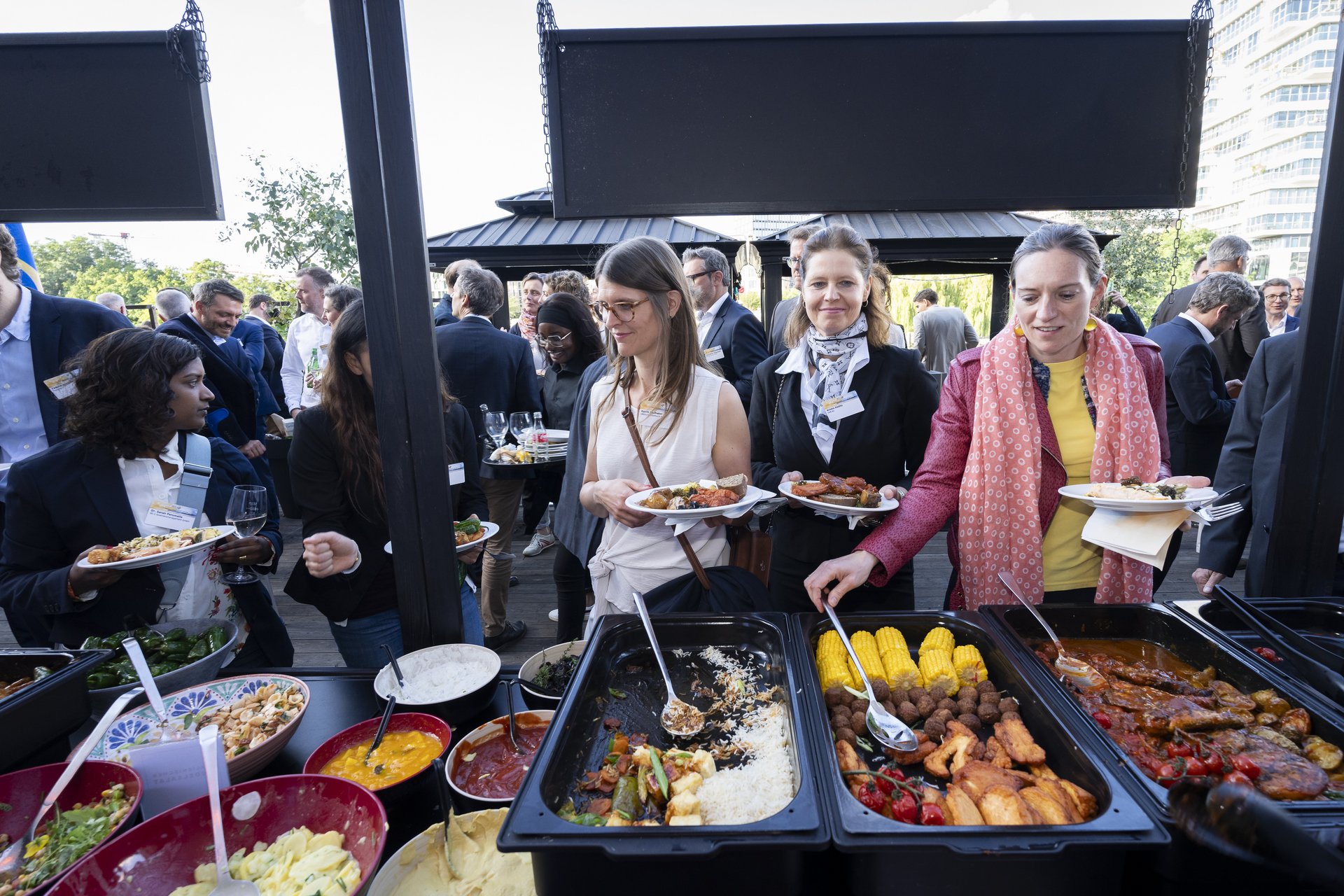Die Gäste bedienen sich am frischen Buffet ©Steffen Kugler