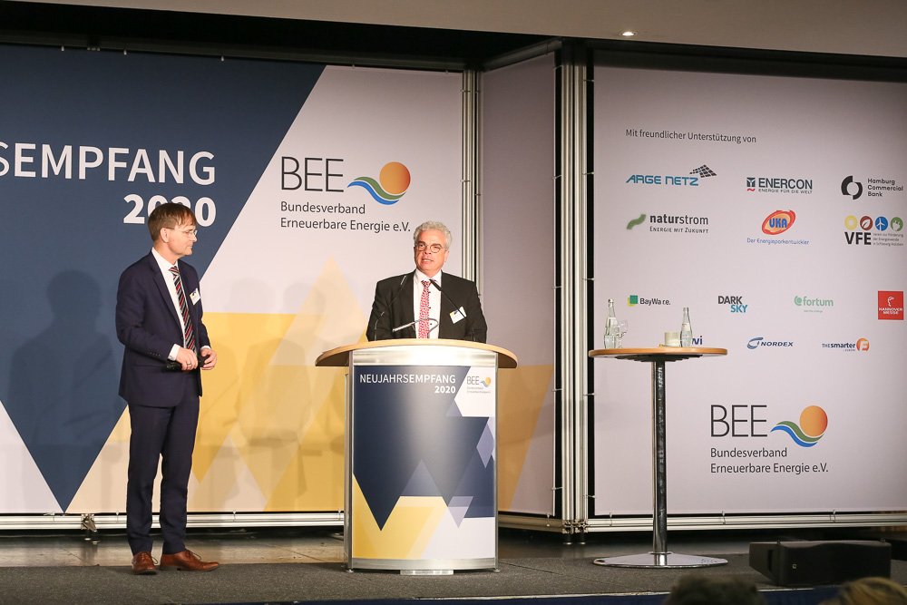 Claudius da Costa Gomez und Wolfram Axthelm, BEE-Geschäftsführer, auf der Bühne beim BEE-Neujahrsempfang 2020
