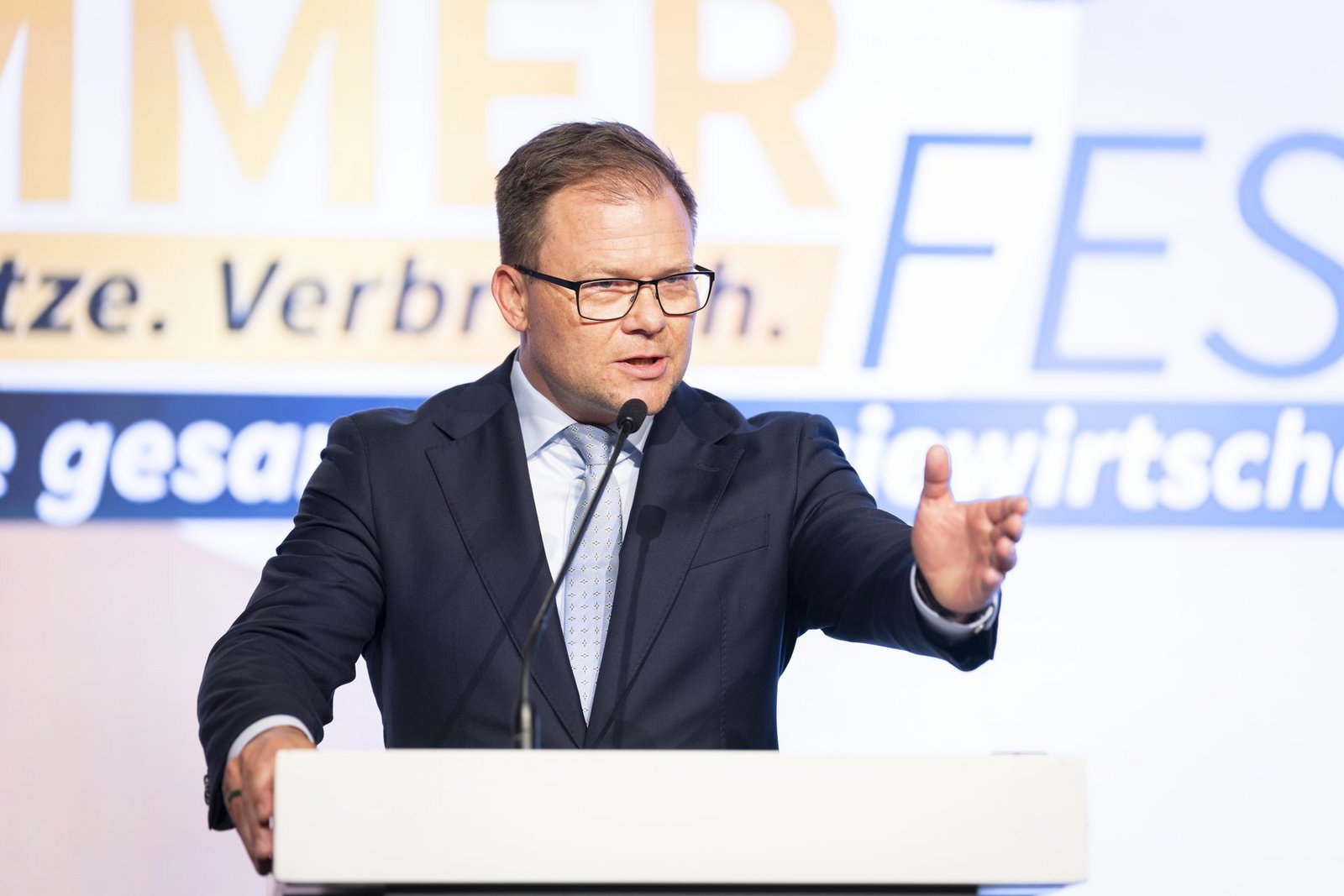 Bildbeschreibung: Carsten Schneider hält eine Rede auf der Bühne des BEE-Sommerfests