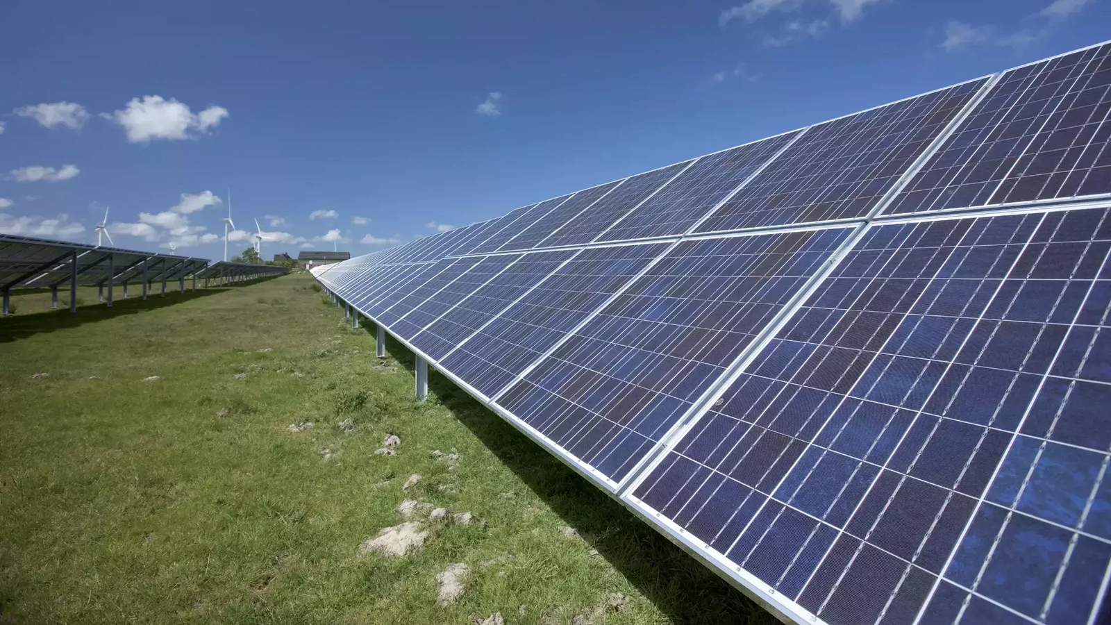 Solaranlage auf einem grünen Feld mit blauem Himmel
