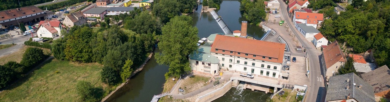 Vogelansicht der Stadt Freyburg mit Fluß, Straße und Häusern