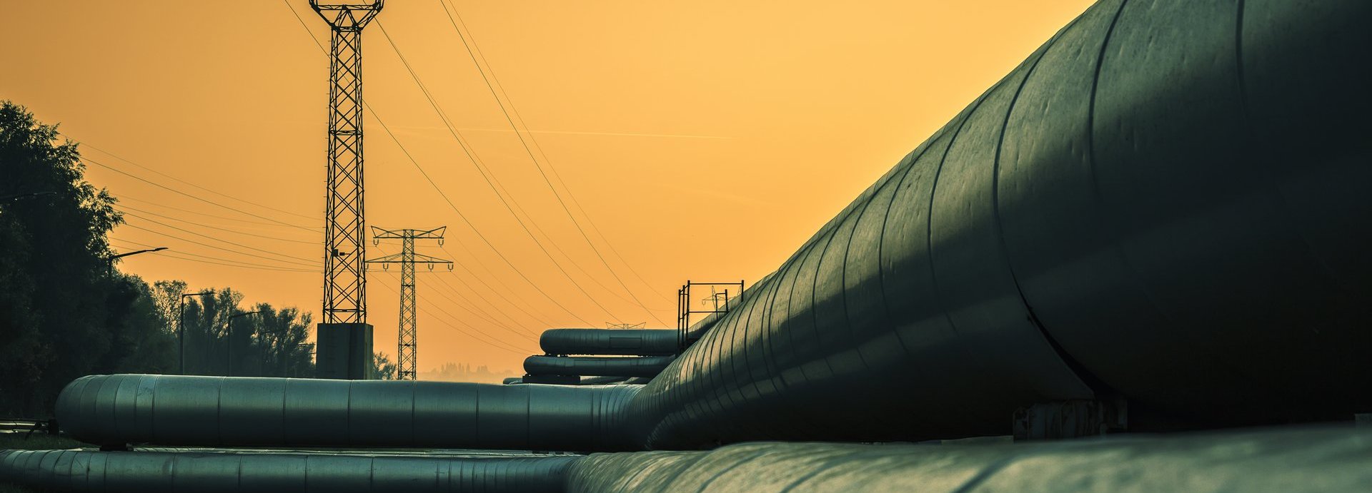 Beschreibung: Elektrische Drähte und Fernwärmerohre bei Sonnenaufgang