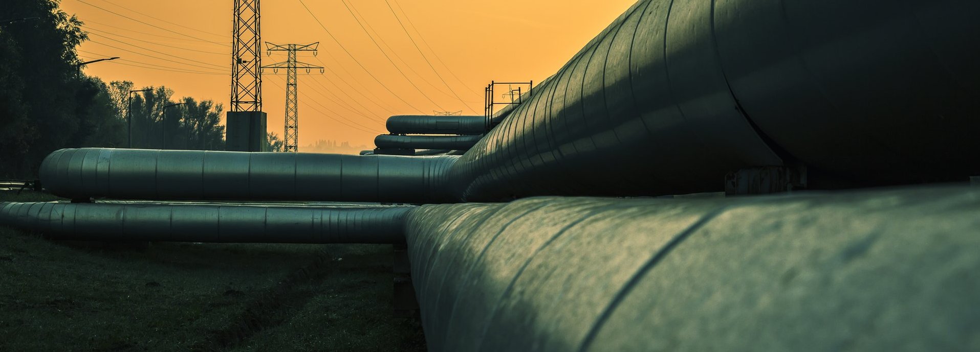 Beschreibung: Elektrische Drähte und Fernwärmerohre bei Sonnenaufgang