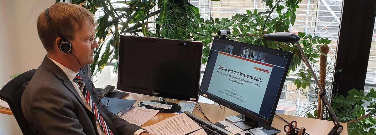 Wolfram Axthelm Geschäftsführer des BEE sitzt am Arbeitsplatz und schaut auf Bildschirm
