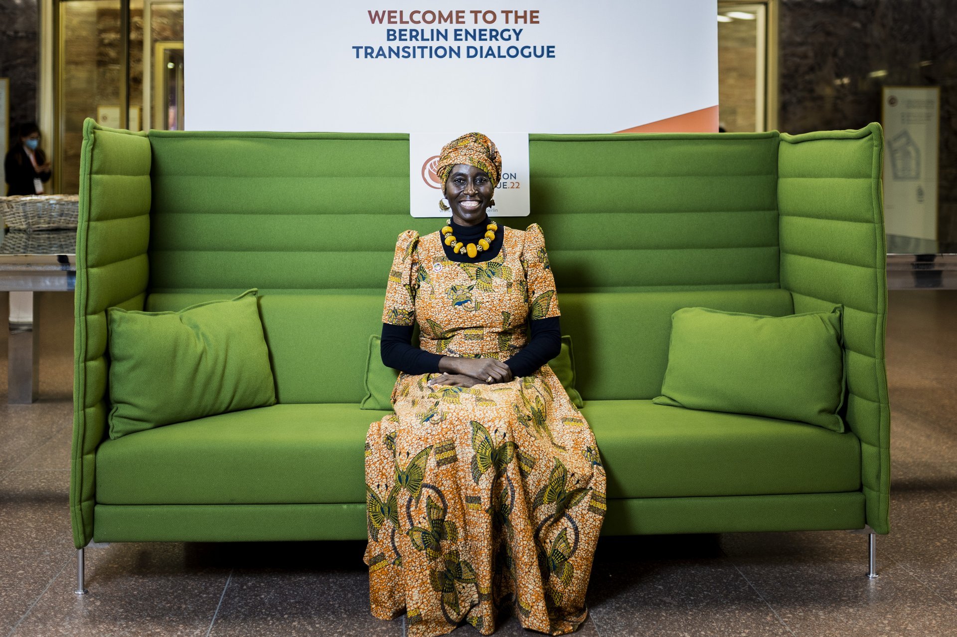 Dr. Sheila Oparaocha sitzt auf dem Grünen Sofa beim BETD2022