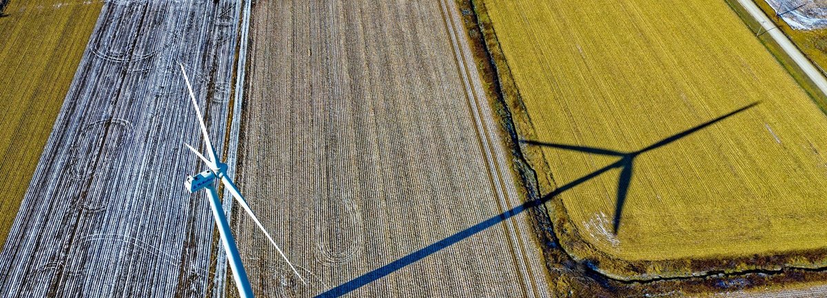 Luftaufnahme eines Windrades auf landwirtschaftlich genutztem Feld