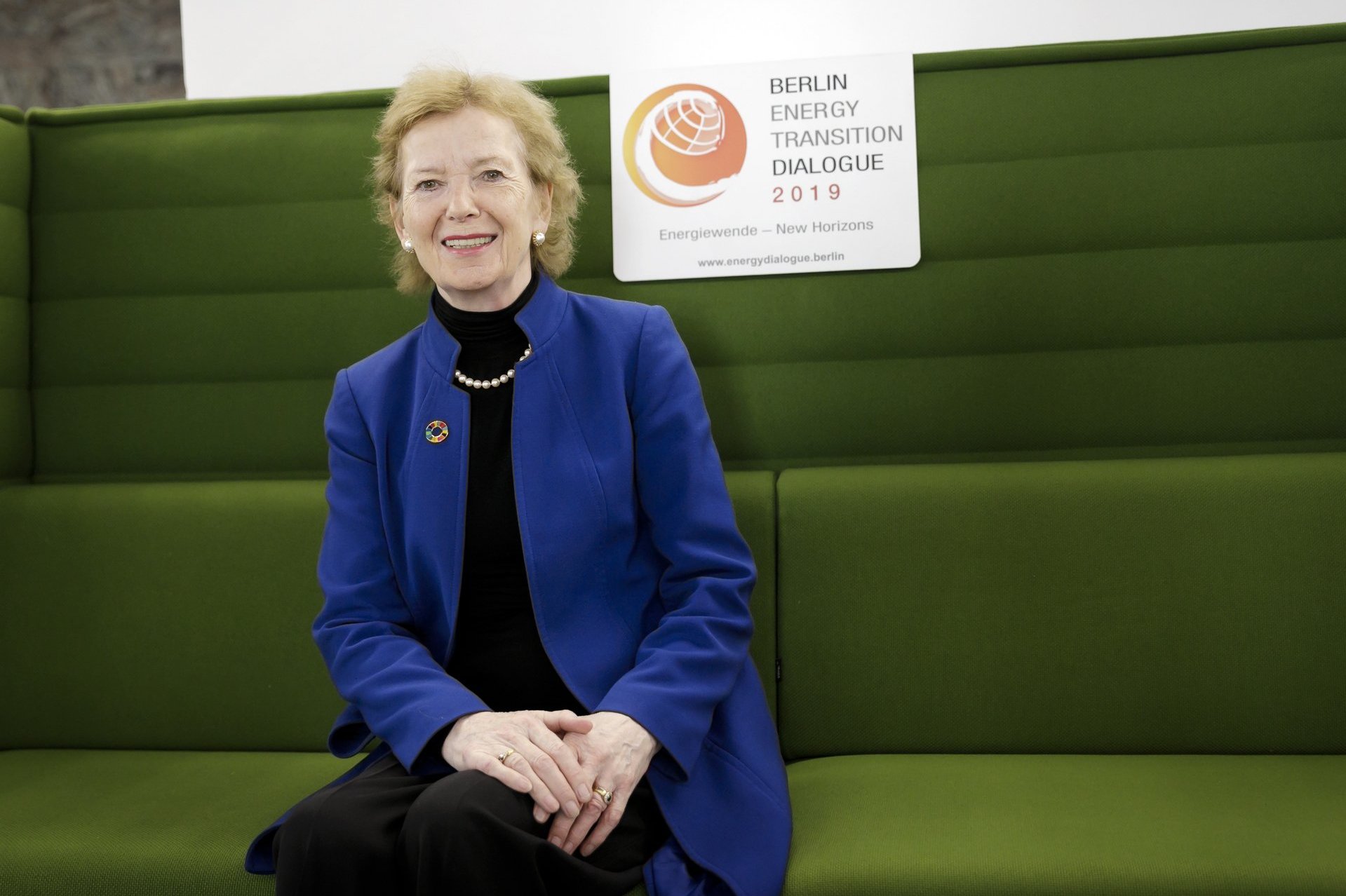 Mary Robinsom sitzt auf dem Grünen Sofa beim BETD 2019