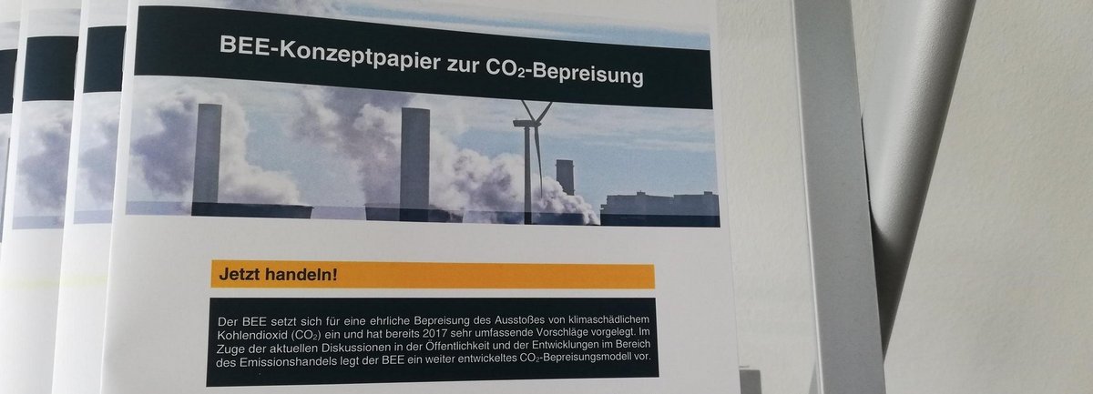 Foto eines Stapels des Konzeptpapiers zur CO₂-Bepreisung des Bundesverband Erneuerbare Energie BEE