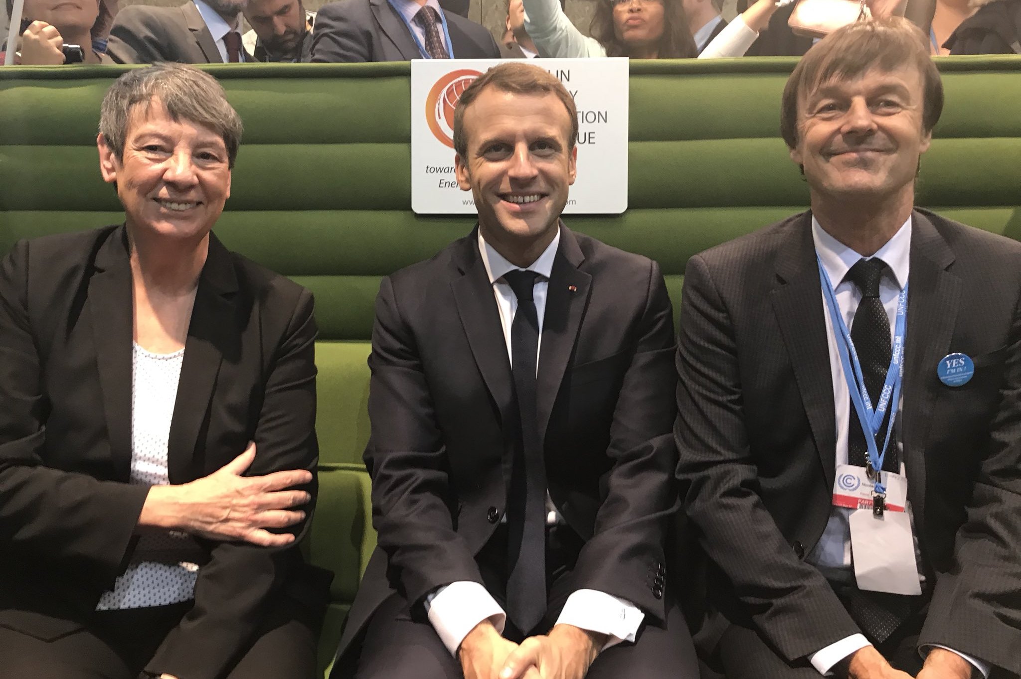 Barbara Hendricks, Emmanuel Macron und Nicolas Hulot sitzen auf dem Grünen Sofa