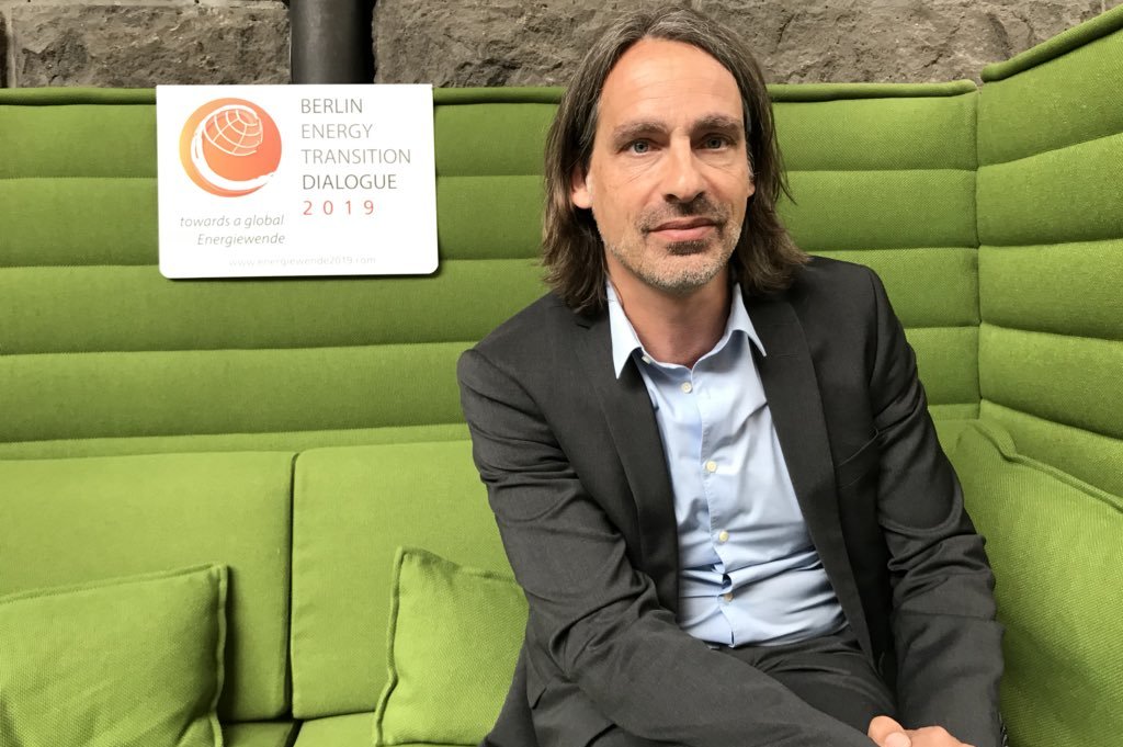 Richard David Precht sitzt auf dem Grünen Sofa beim BETD2019