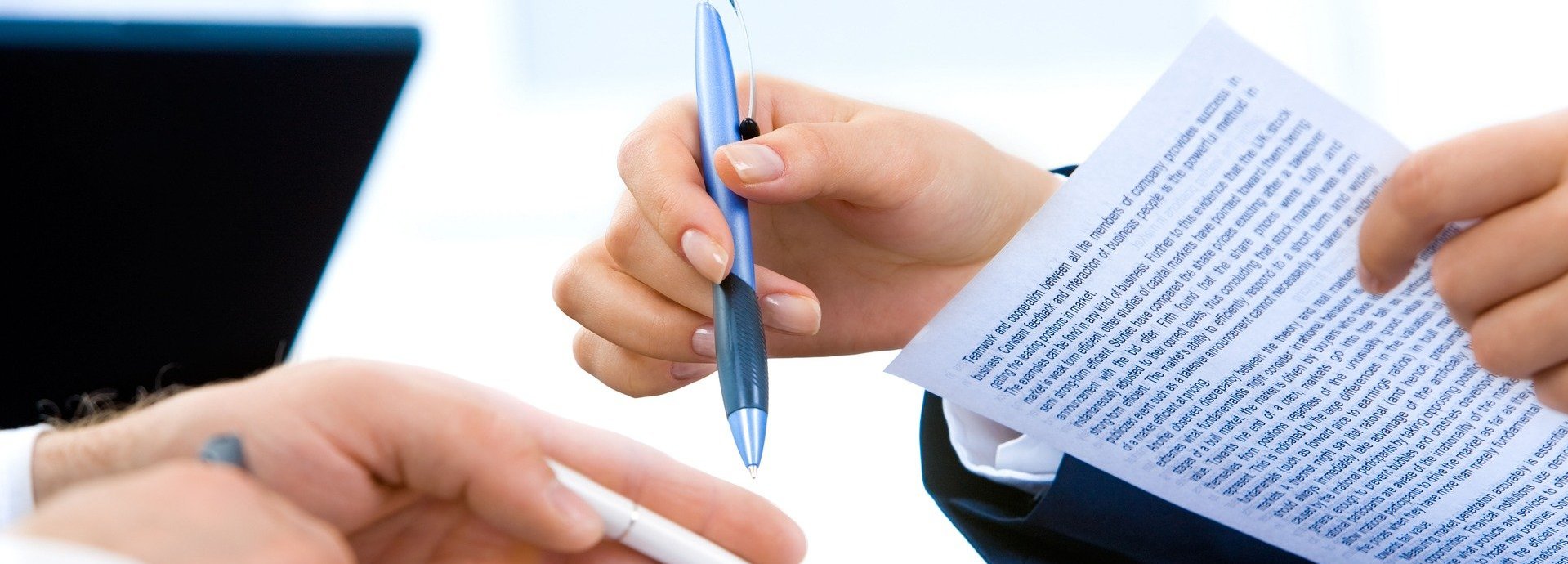 Beschreibung: Hände zweier Personen die einen Vertrag unterzeichnen mit Stift und Papier