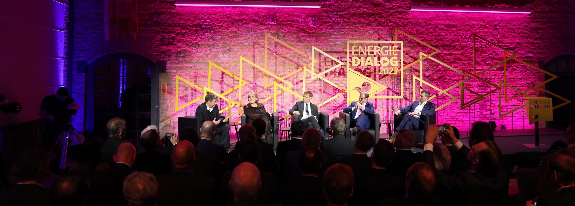 Beschreibung: Podiumsdiskussion mit Publikum auf dem ENERGIEDIALOG 2023