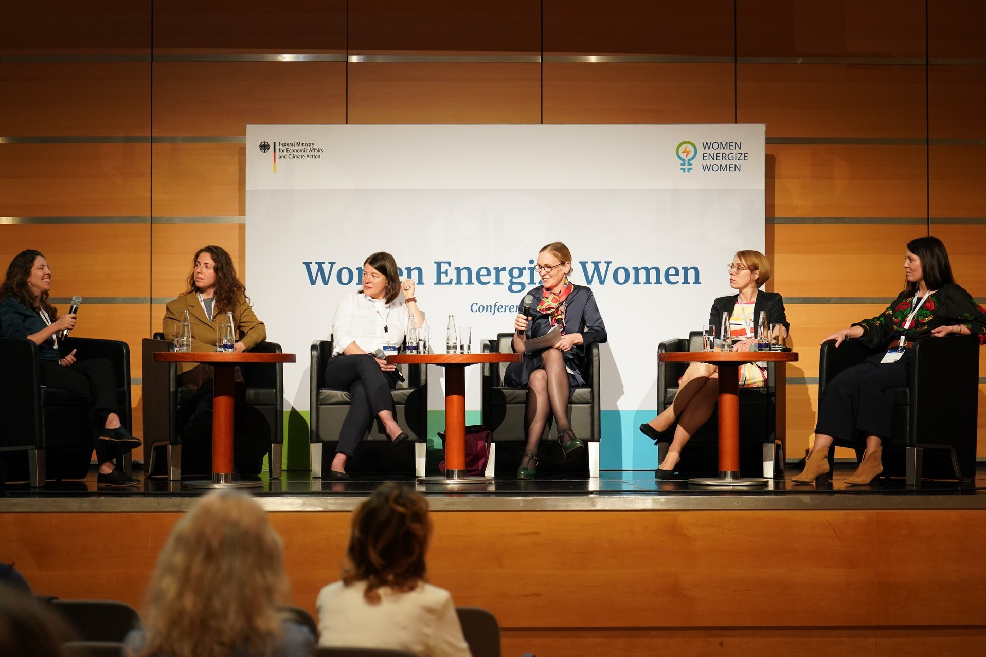 Paneldiskussion auf der Bühne der 1. WEW-Konferenz