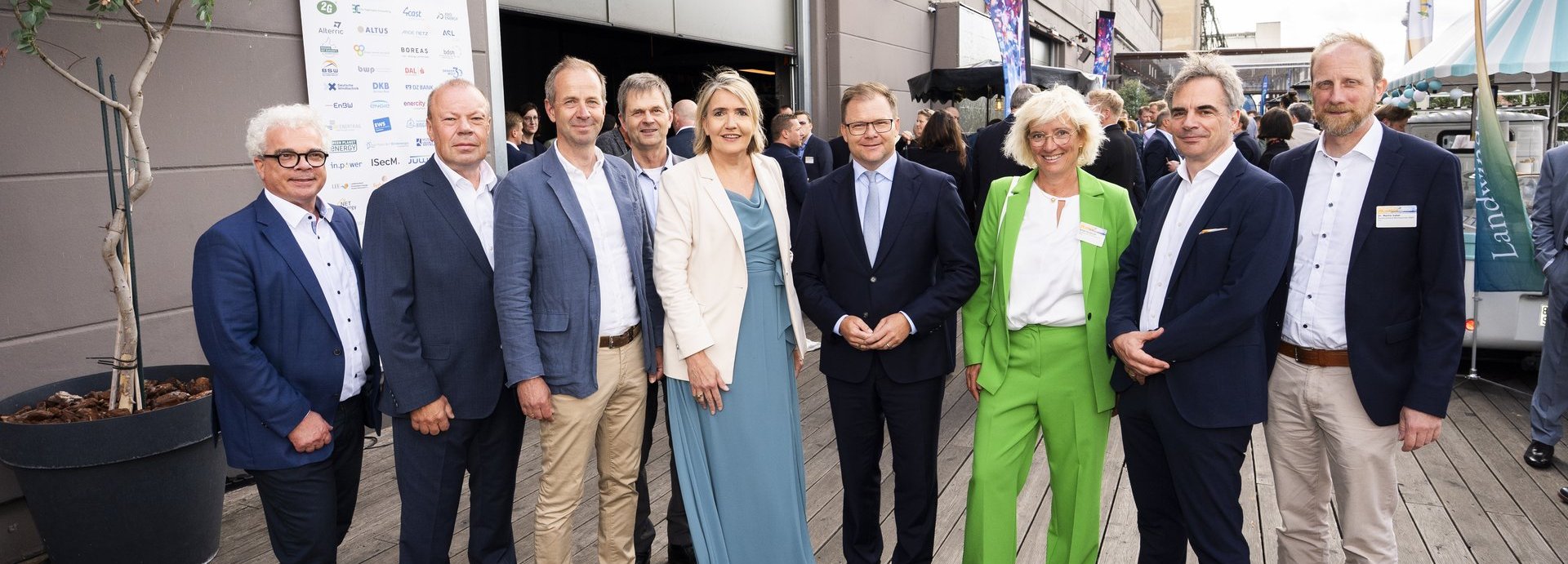 Gruppenbild von Claudius da Costa Gomez, Hans-Peter Lang, Jan Hinrich Glahr, Horst Seide, Simone Peter, Carsten Schneider, Bärbel Heidebroek, Carsten Körnig, Martin Sabel