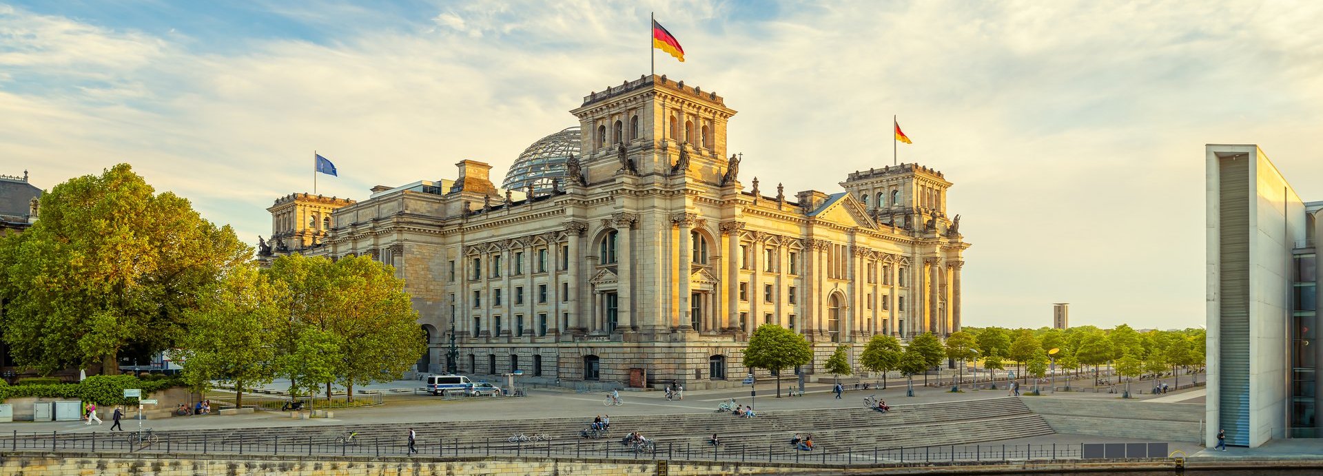 Bundestagsgebäude vom Spreeufer bei goldenem Licht