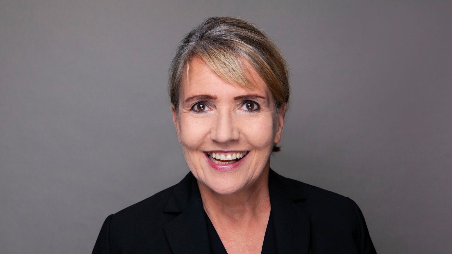 Portraitbild von Dr. Simone Peter