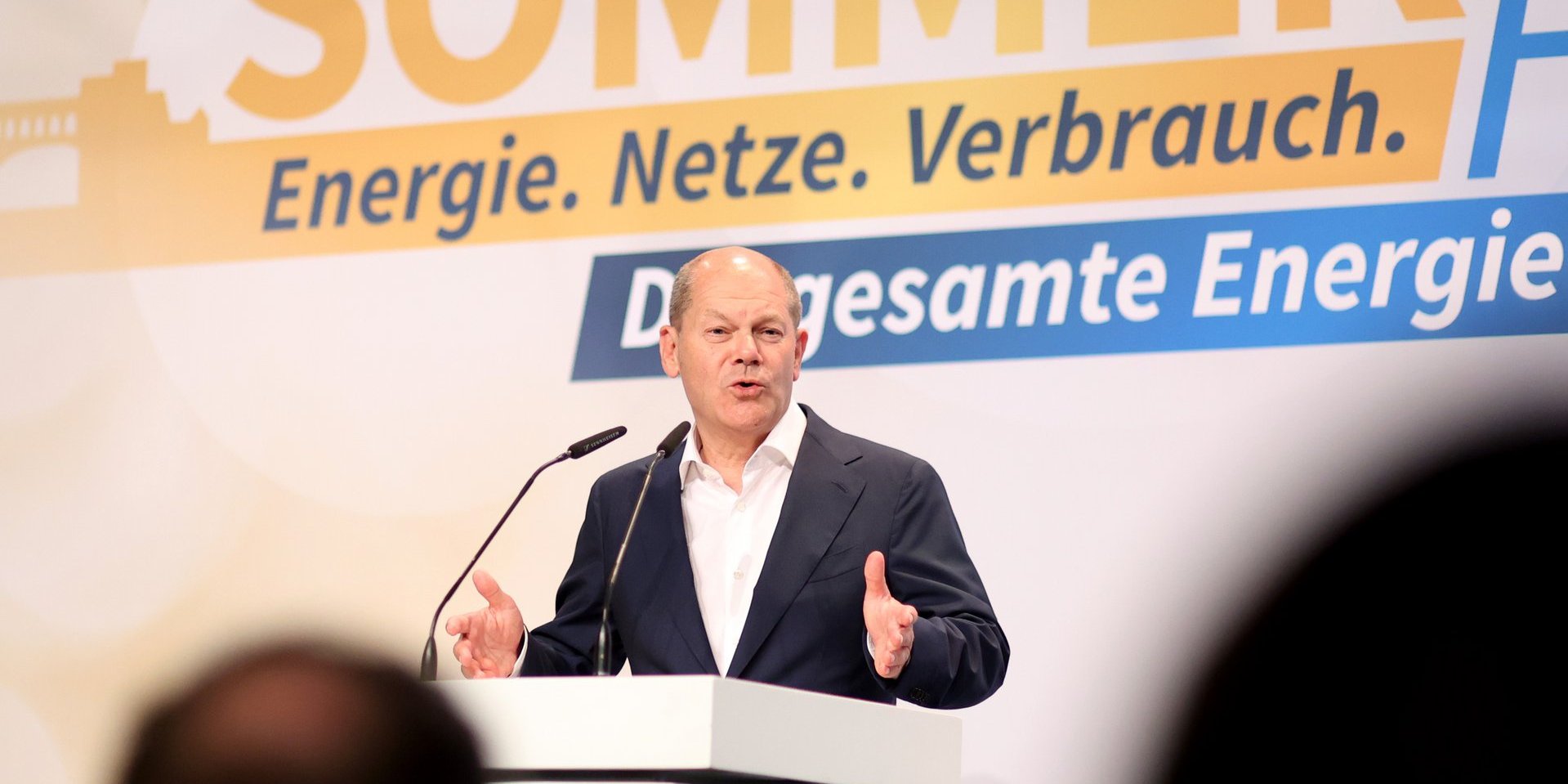 Bundeskanzler Olaf Scholz am Rednerpult beim BEE-Sommerfest