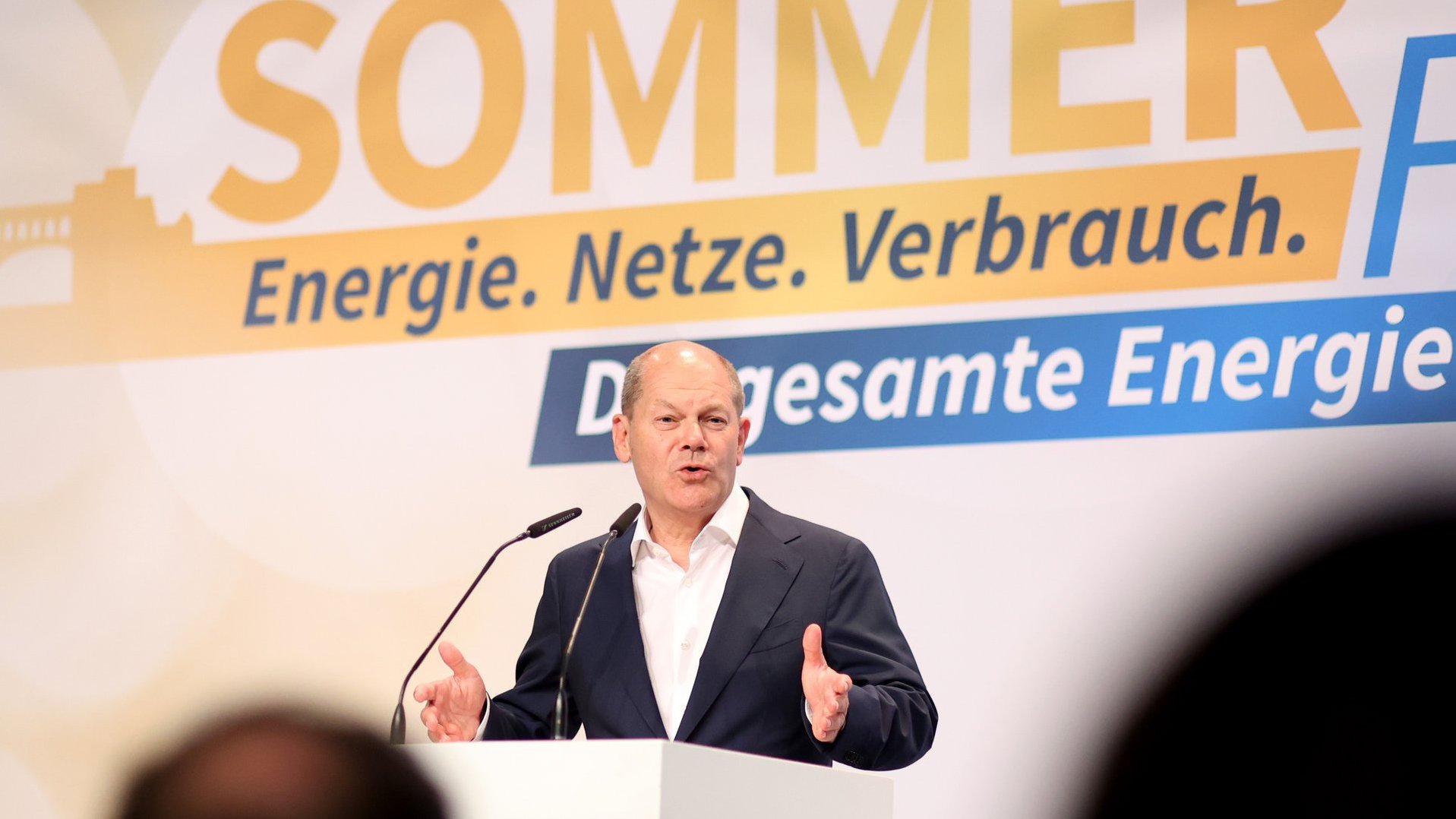 Bundeskanzler Olaf Scholz am Rednerpult beim BEE-Sommerfest