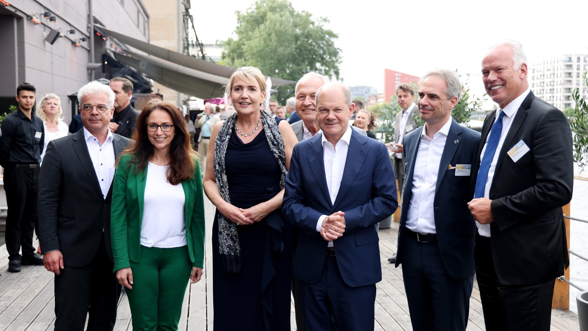 Yasmin Fahimi und Olaf Scholz posieren mit dem BEE-Präsidium