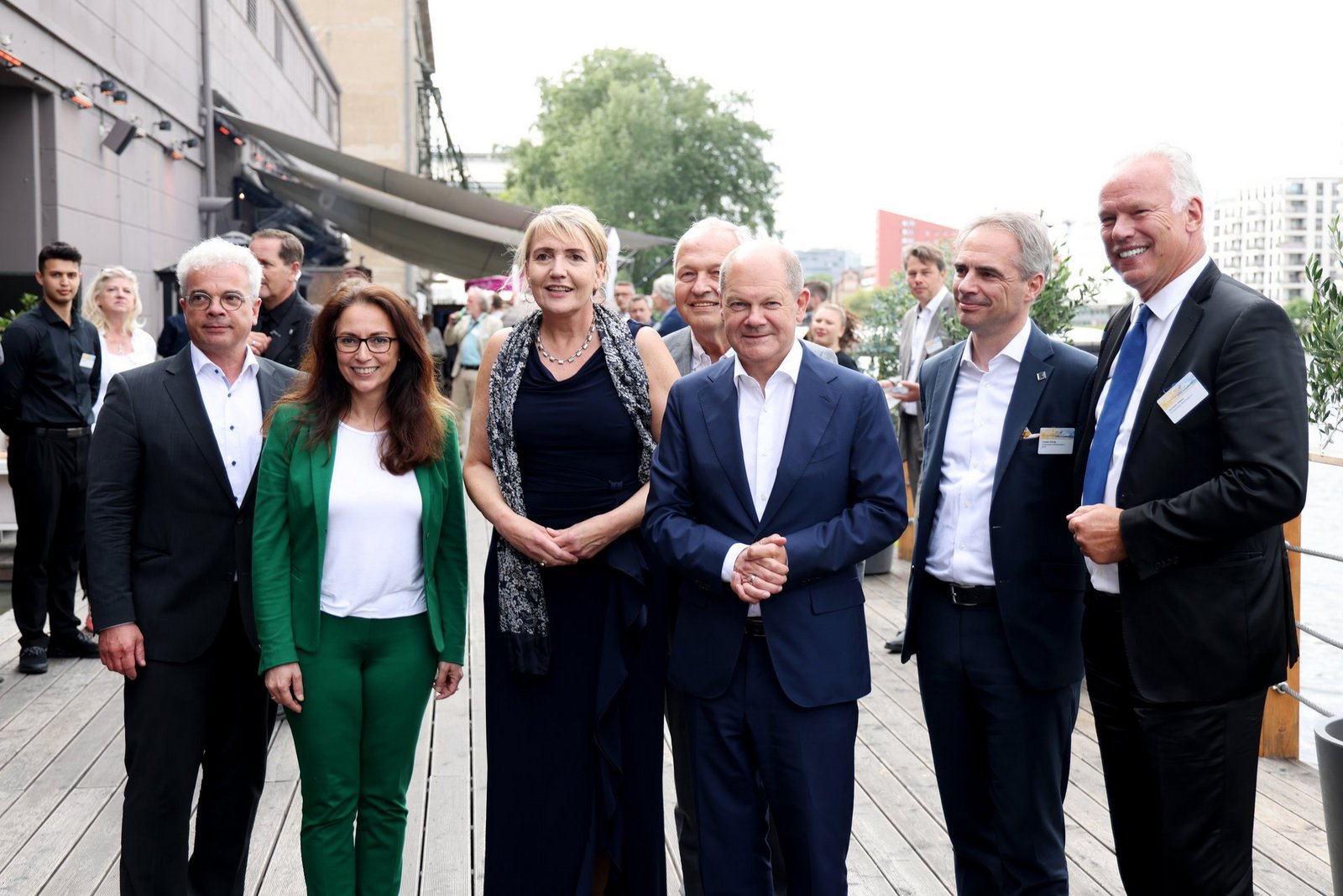 Yasmin Fahimi und Olaf Scholz posieren mit dem BEE-Präsidium