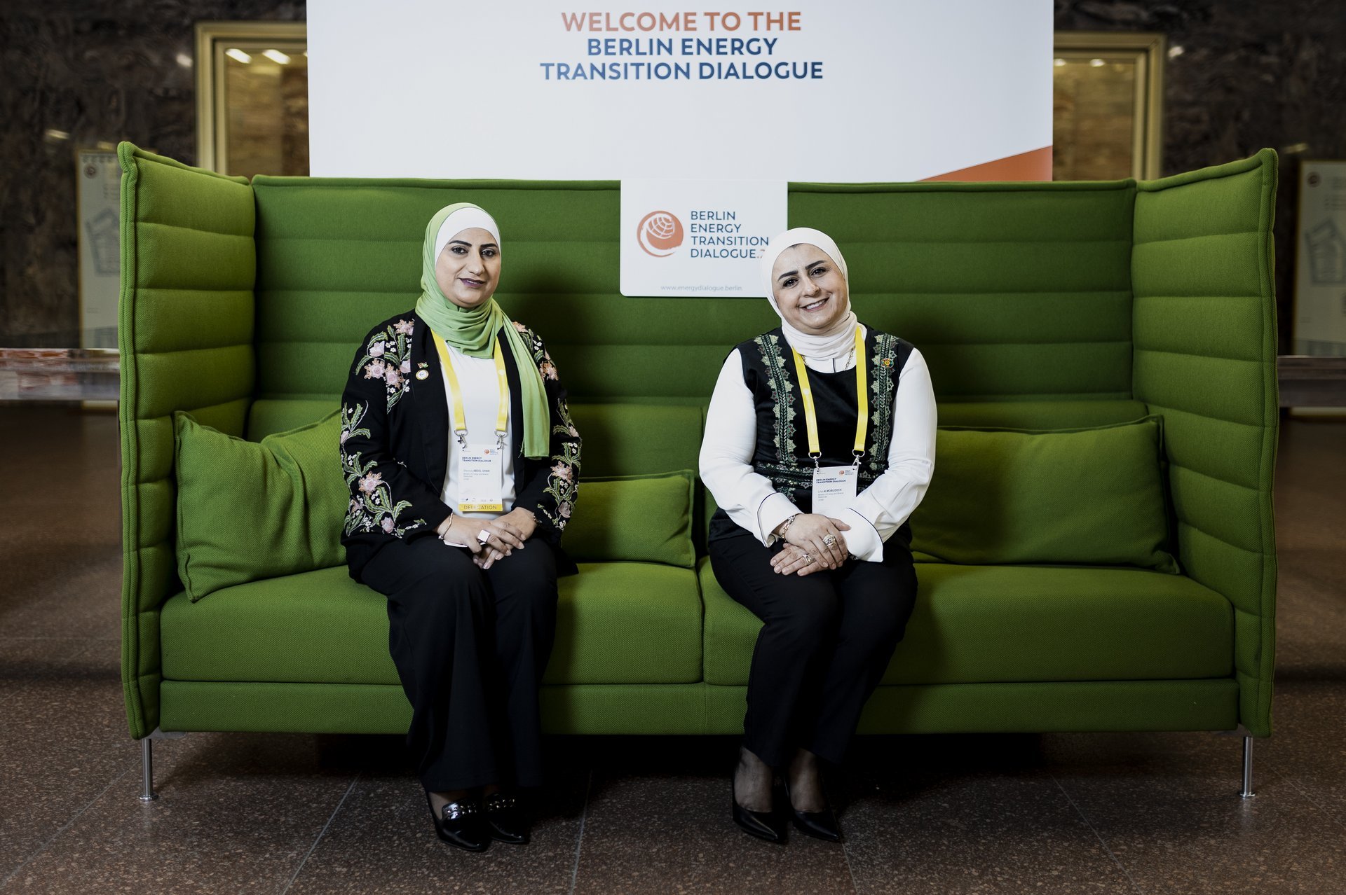 Shorouq Abdel Ghani und Lina Al Mubaideen sitzen auf dem Grünen Sofa beim BETD 2022
