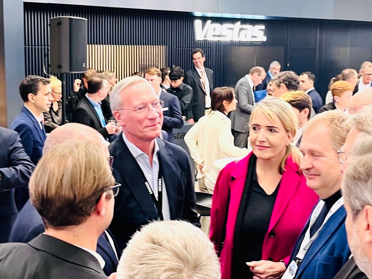 Simone Peter mit Stefan Wenzel auf dem Messerundgang bei der WindEnergy Hamburg 2022