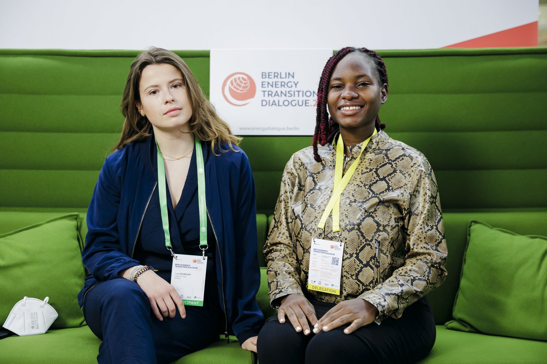 Luisa Neubauer und Hilda Nakabuye sitzen auf dem Grünen Sofa beim BETD2022