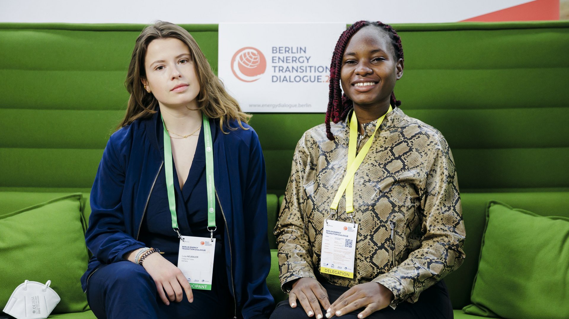 Luisa Neubauer und Hilda Nakabuye sitzen auf dem Grünen Sofa beim BETD2022