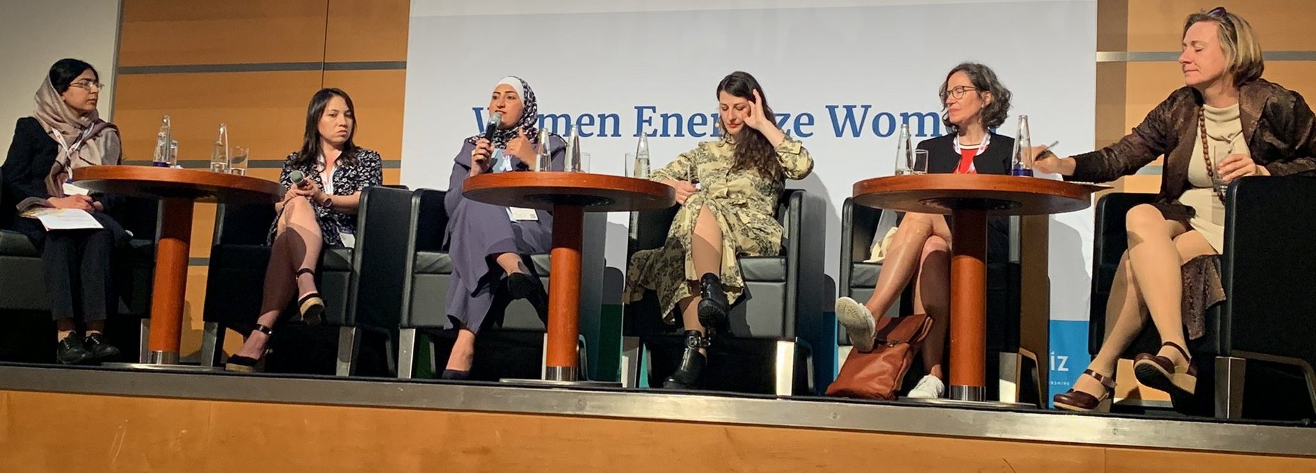Women Energize Women Panel mit mehreren Frauen auf einer Bühne