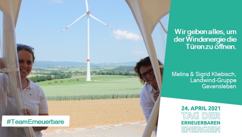 Zwei Frauen vor einer Windkraftanlage