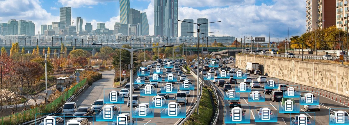 Volle Autobahn mit Batteriesymbolen auf jedem Fahrzeug