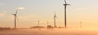 Windräder auf Feld in der Morgendämmerung