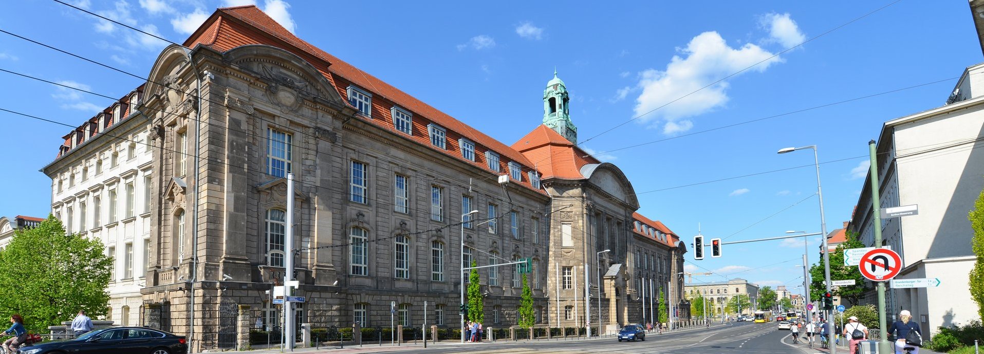 Beschreibung: Außenansicht des Bundesministeriums für Wirtschaft und Klimaschutz in der Invalidenstraße in Berlin