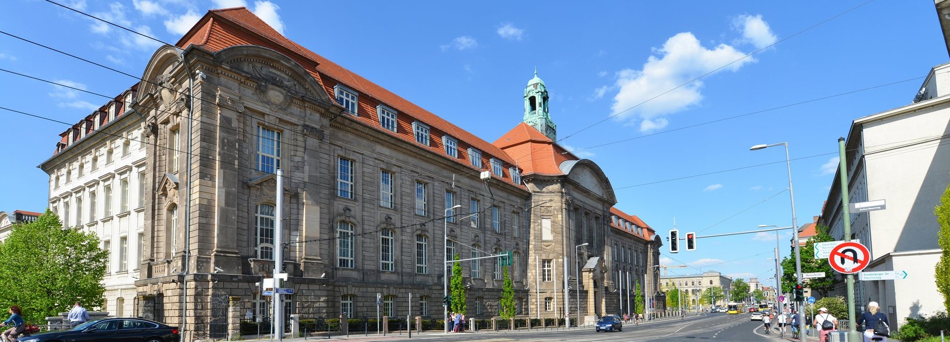 Beschreibung: Außenansicht des Bundesministeriums für Wirtschaft und Klimaschutz in der Invalidenstraße in Berlin