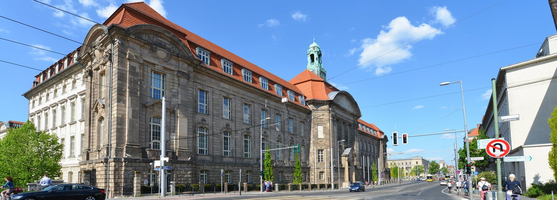 Beschreibung: Außenansicht des Bundesministeriums für Wirtschaft und Klimaschutz in der Invalidenstraße in Berlin