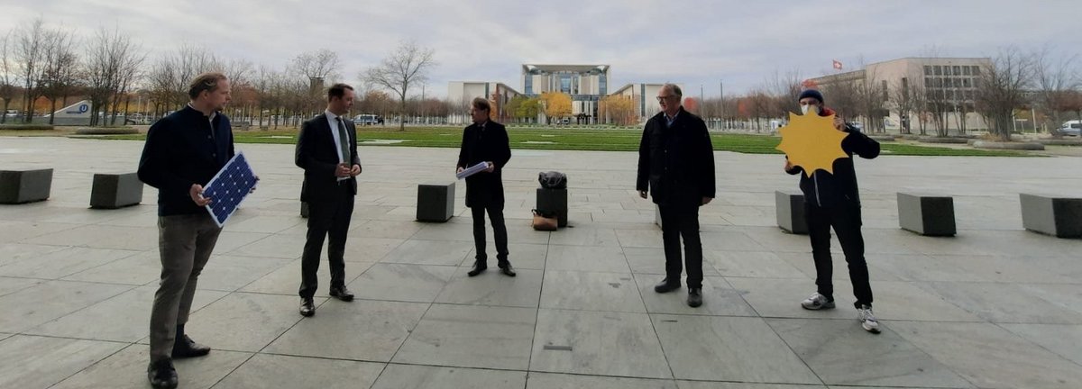 Übergabe Petition BEE fünf Menschen stehen auf Beton vor dem Bundeskanzleramt