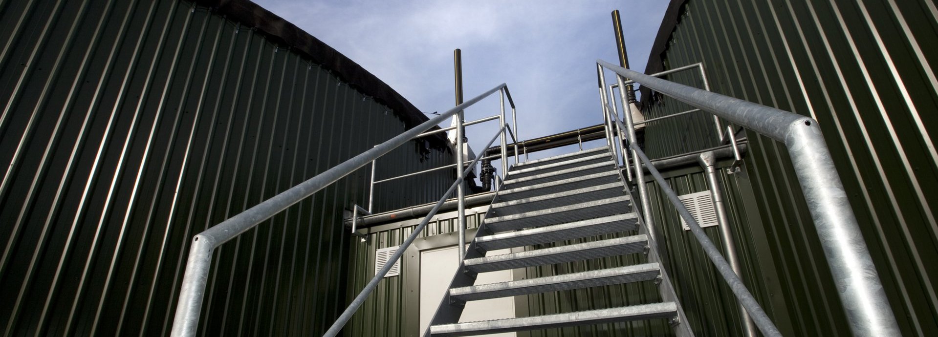 Metalltreppe in der Biogasanlage Wollbrandshausen von Nahem 