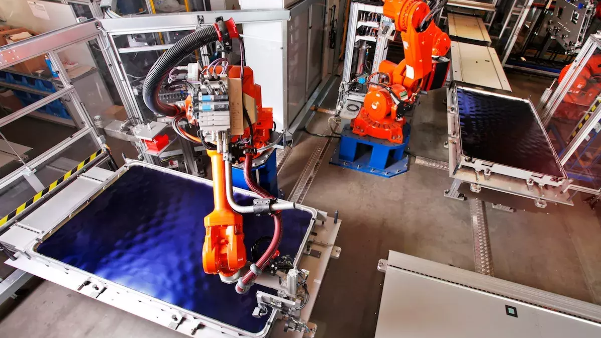 Aktiver Fabrikbetrieb bei der Produktion von Solarzellen