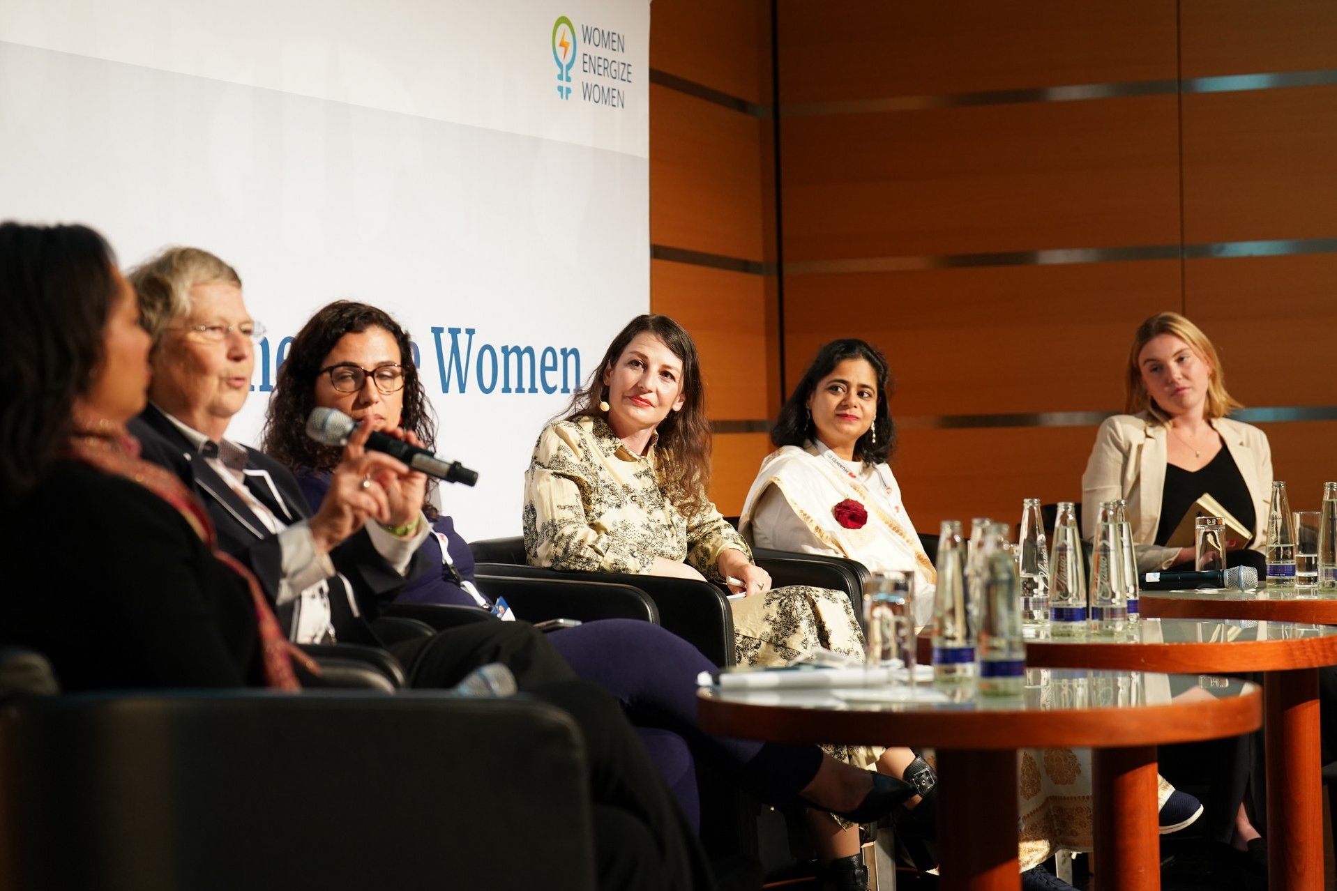 Paneldiskussion auf der Bühne der 1. WEW-Konferenz